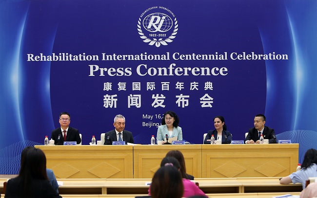 图为张海迪出席康复国际百年庆典新闻发布会